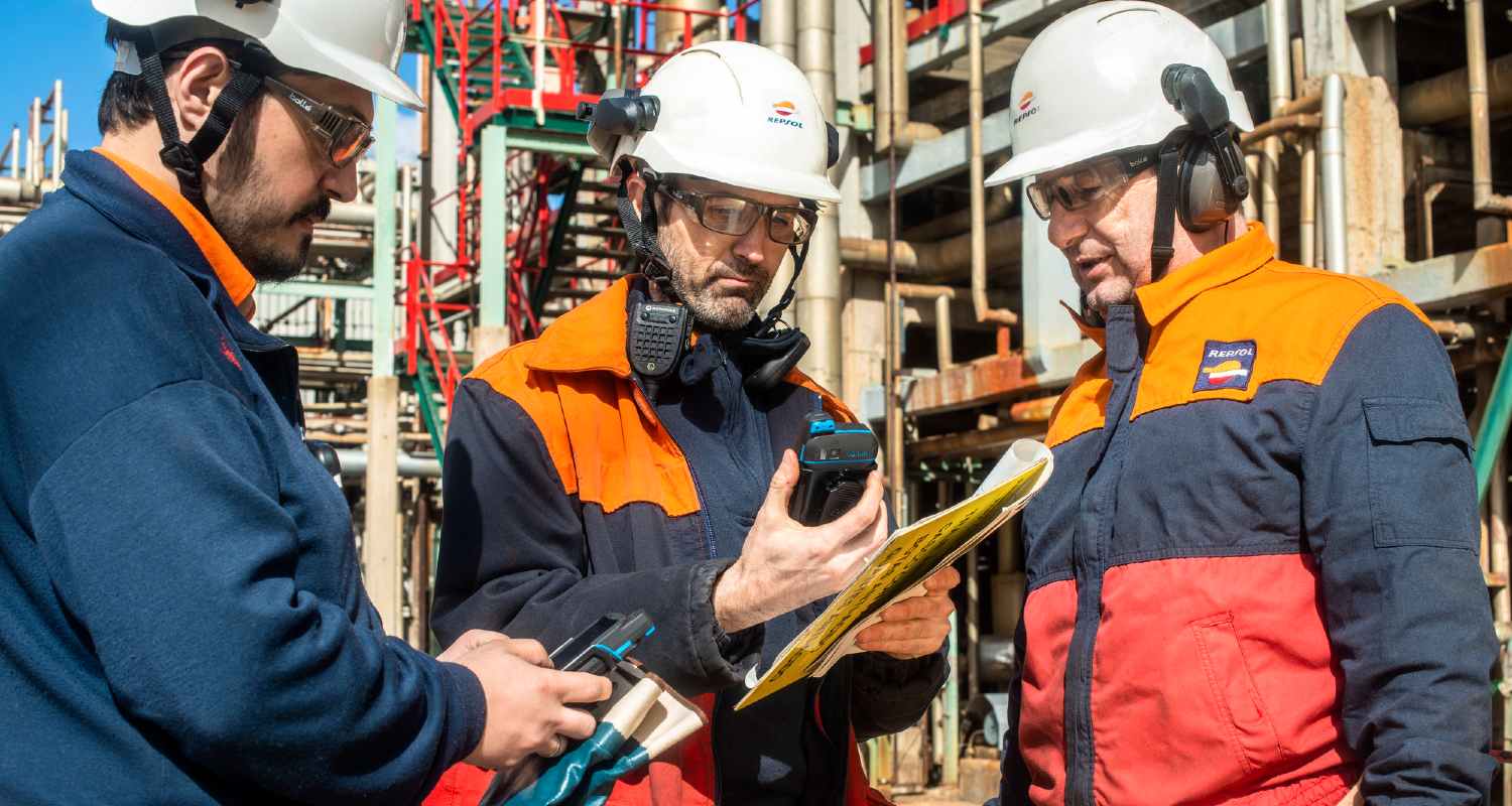 Operaris en la refineria de Tarragona