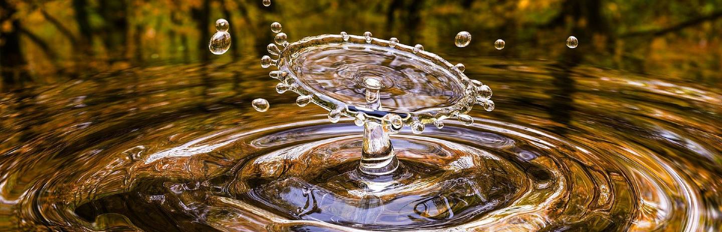 Detalle de una gota rebotando en el agua