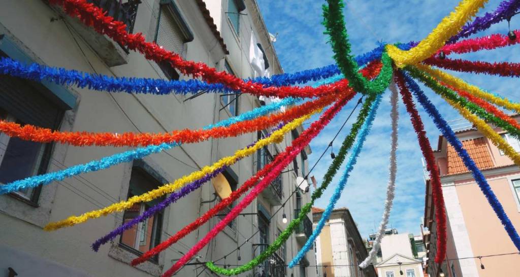 Un carrer adornat amb garlandes