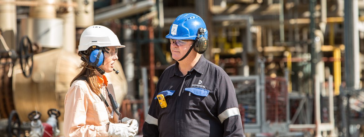 Operaris amb cascos a la refineria